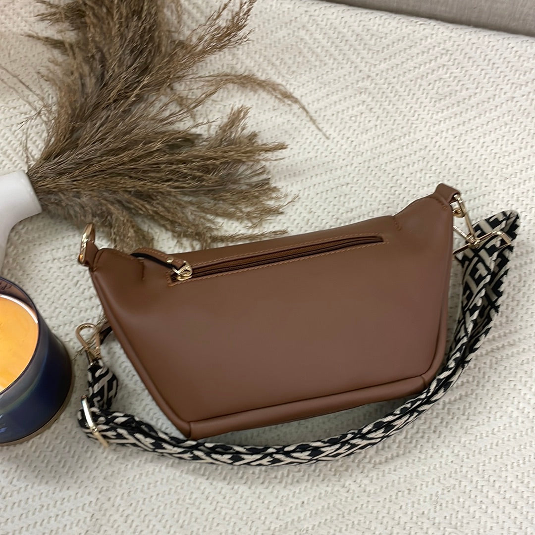 BUM BAG IN BROWN WITH BLACK T-SHAPE DESIGN BELT