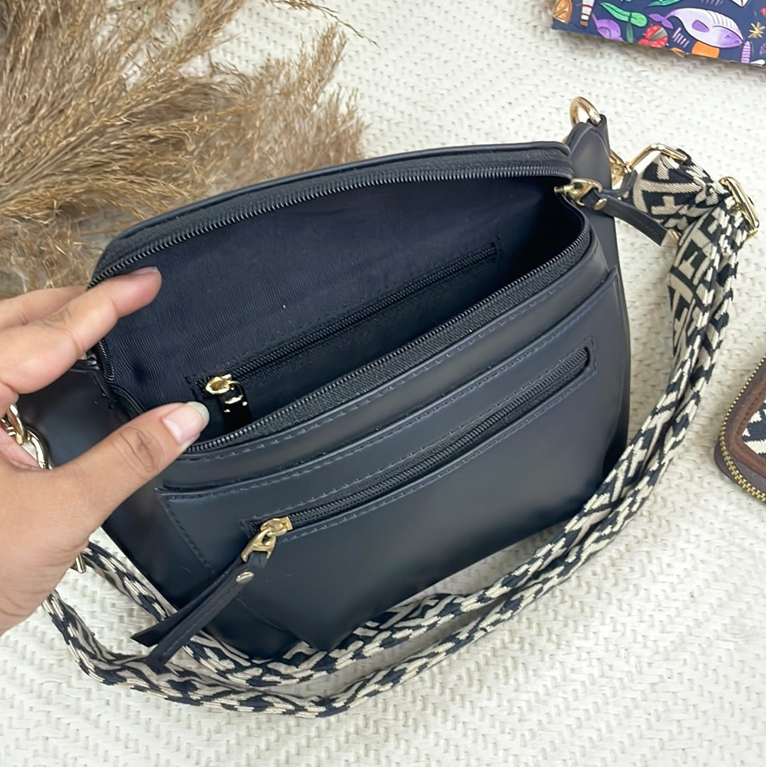BLACK BUM BAG WITH T-SHAPE BELT